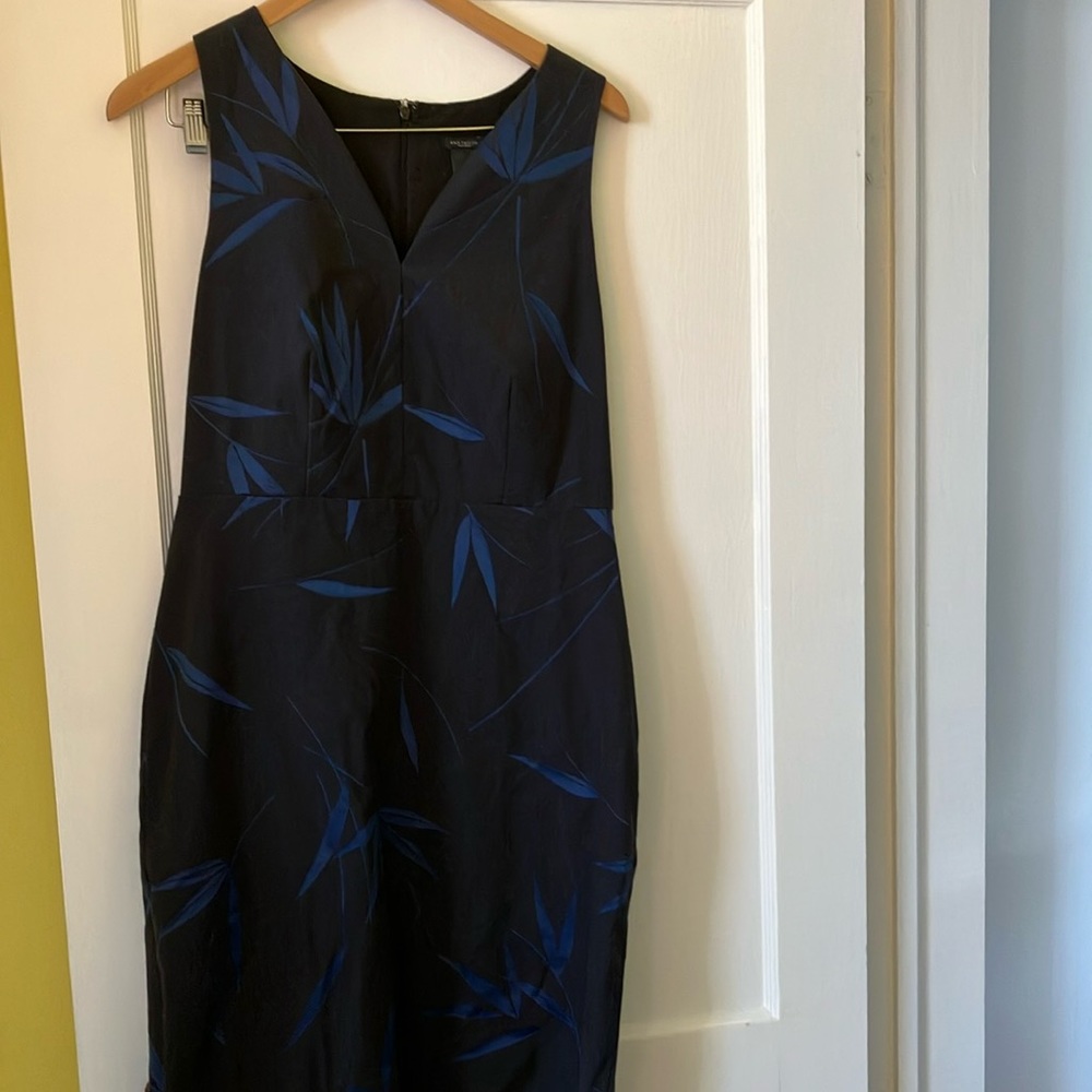 Elegant Ann Taylor size 10 sheath dress with subtle leaf print